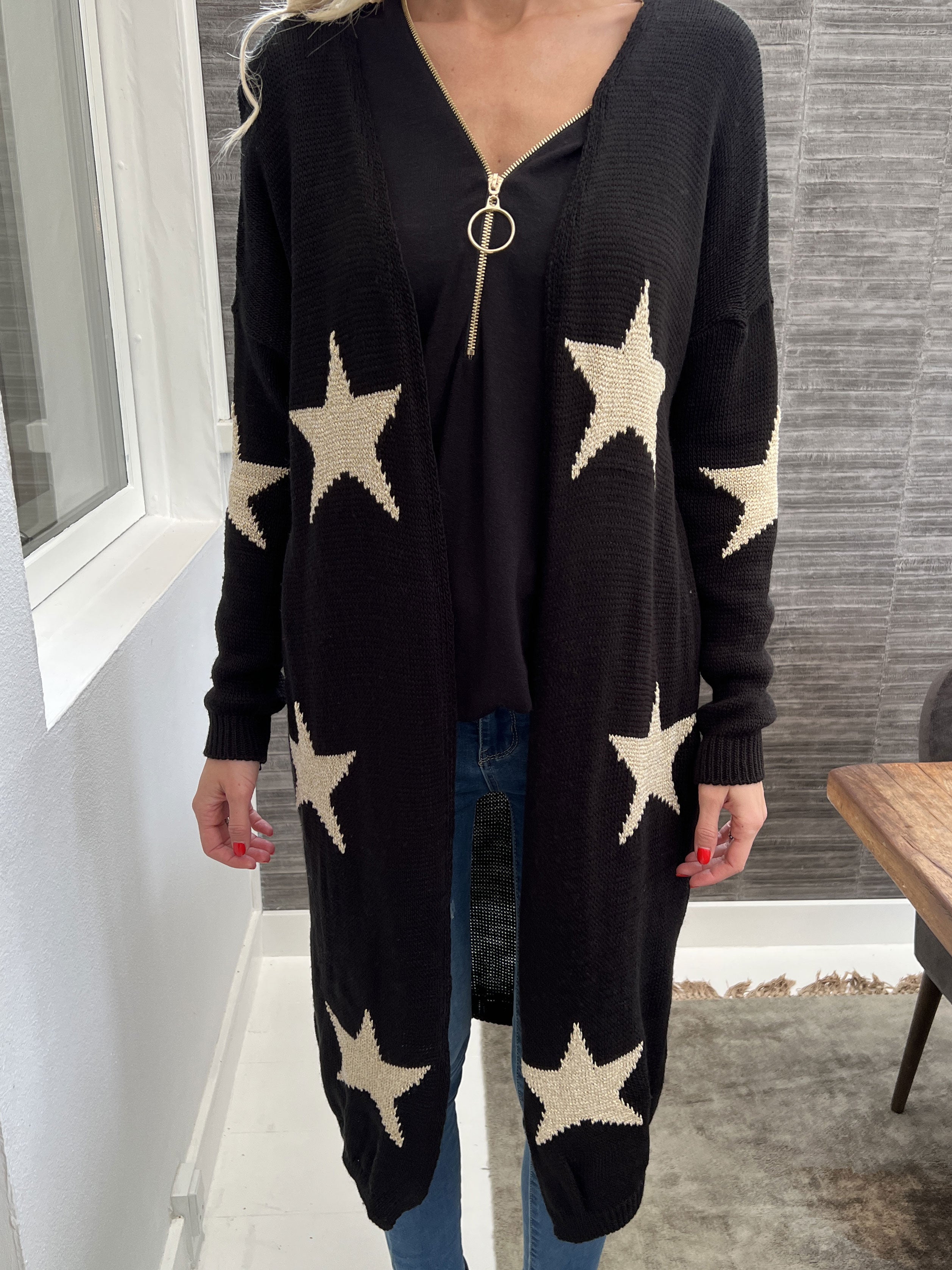 FORUDBESTILLING - Isadora - Lång stickad kofta med guldstjärnor